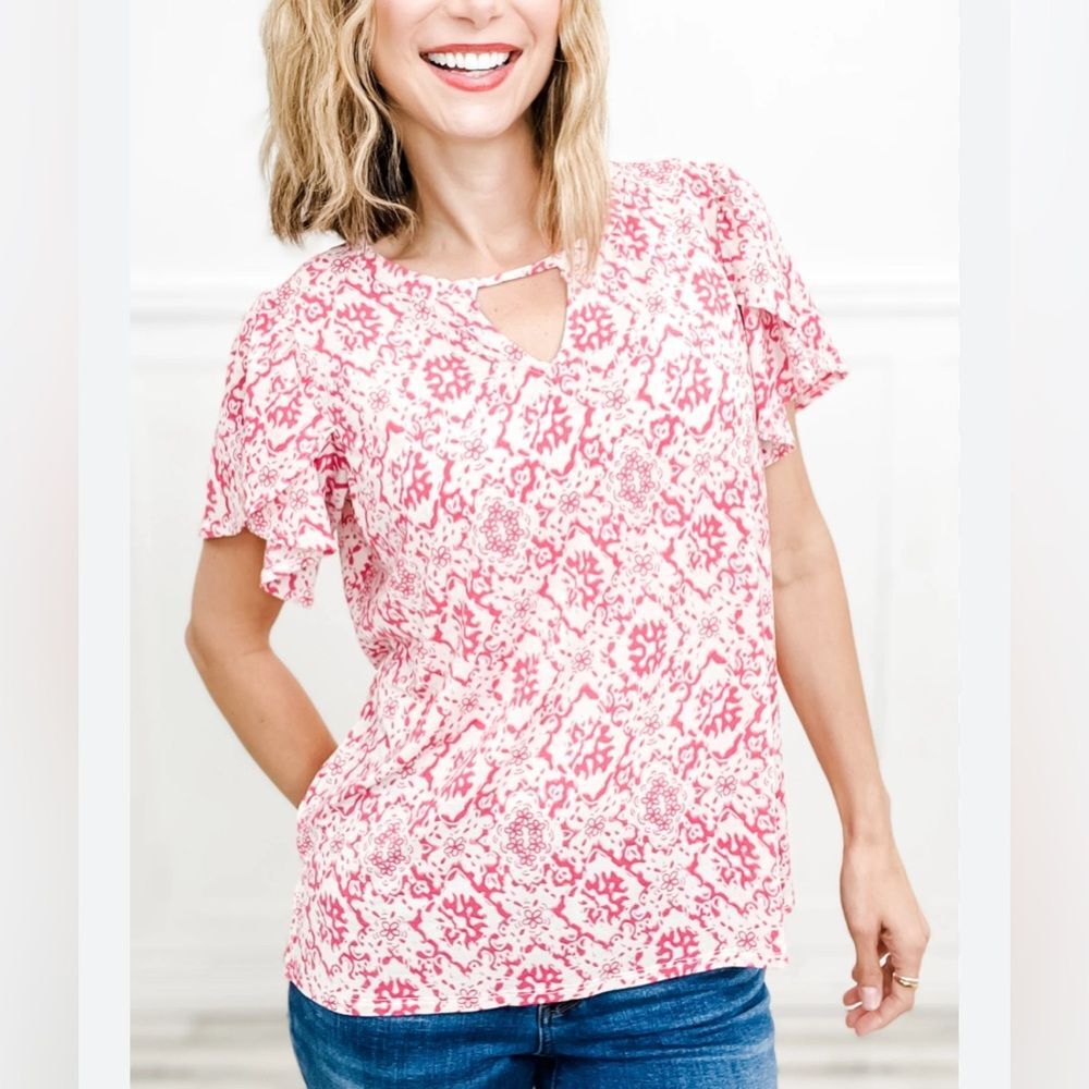Sew in Love short flowy sleeves keyhole neck pink/white geo print top